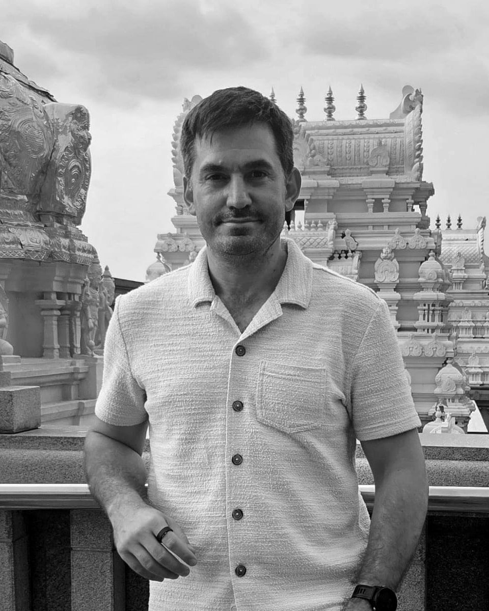 Black and white portrait of Nahuel Rubio, in a light shirt, on a terrace in Bangalore